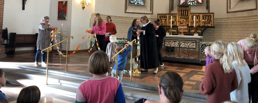 børn og præster laver guirlander i Holstebro Kirke
