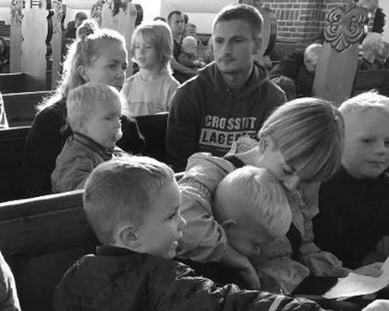 Familie til spaghettigudstjeneste i Holstebro Kirke