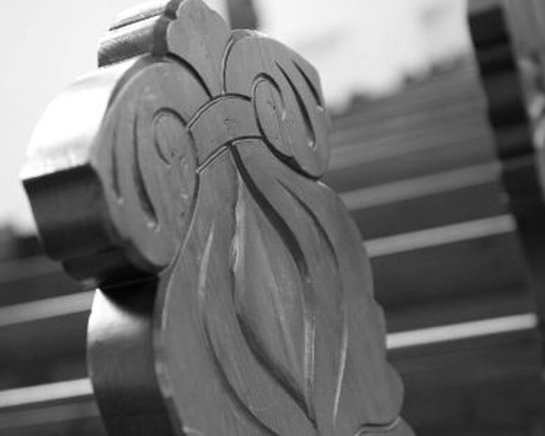 Close-up af enden på en kirkebænk i Holstebro Kirke