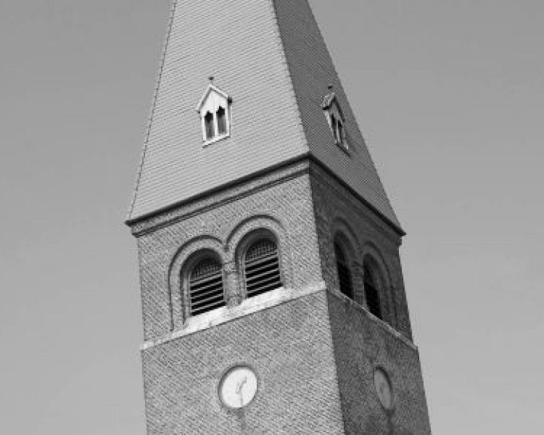 Kirketårnet ved Holstebro Kirke i sorthvid