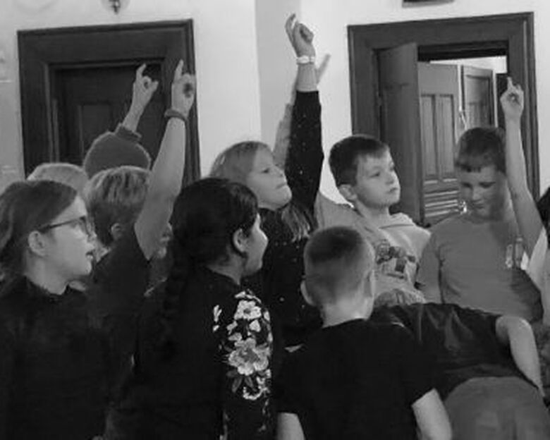 Minikonfirmander rundt om døbefonden i Holstebro Kirke