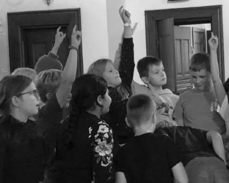 Minikonfirmander rundt om døbefonden i Holstebro Kirke