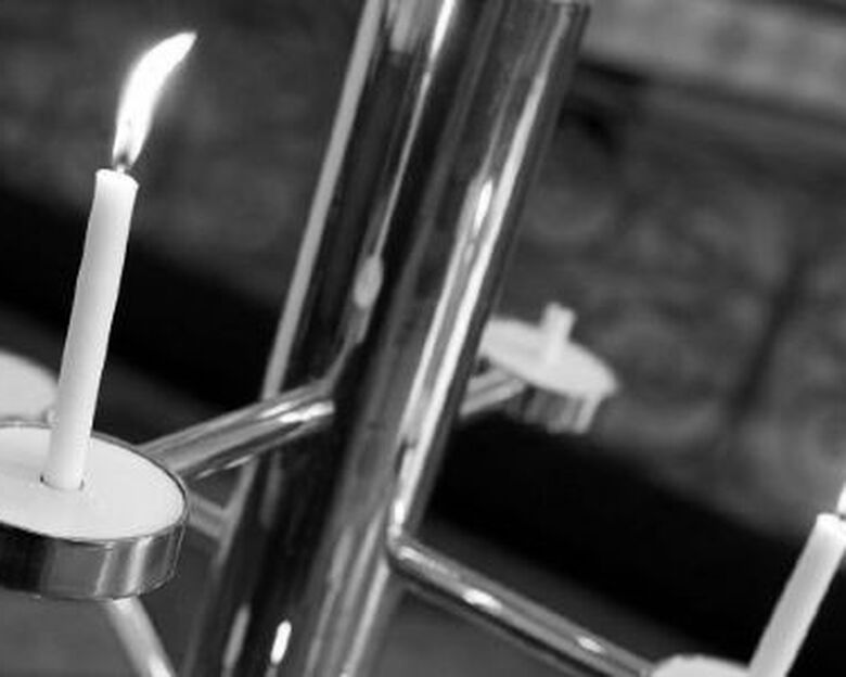 Sort hvid billede af to levende lys i lysgloben fra Holstebro Kirke