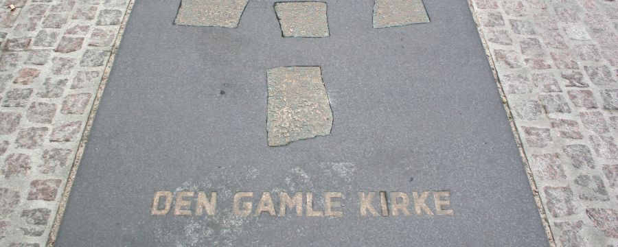 "Den Gamle Kirke" stentavle af Erik Heide