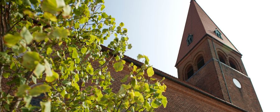 holstebrokirke med grønne blade foran