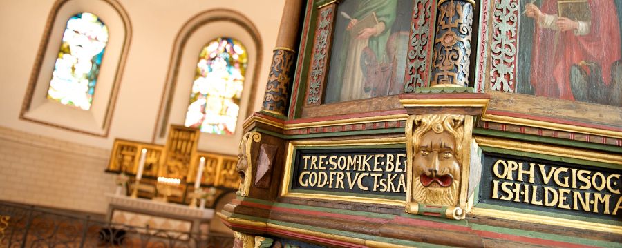 Alter og prædikestol i Holstebro Kirke