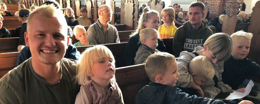 børnefamilier til gudstjeneste i holstebro kirke