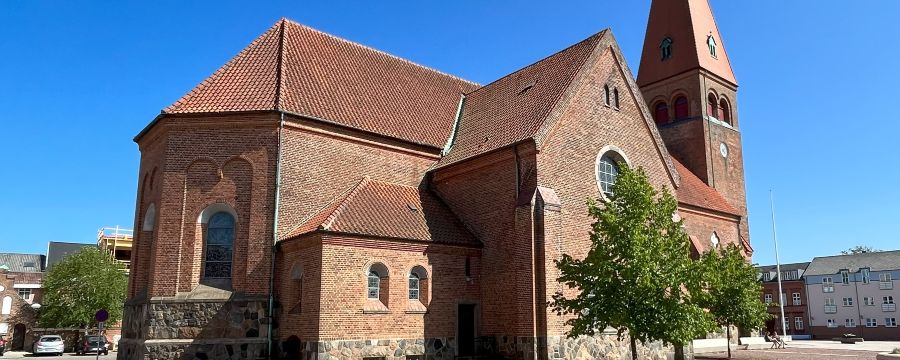 holstebro kirke med blå himmel