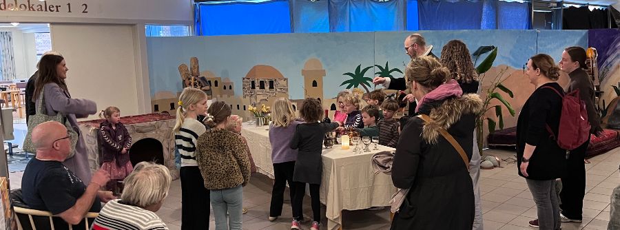 B&oslash;rnehave p&aring; bes&oslash;g i Sognehuset